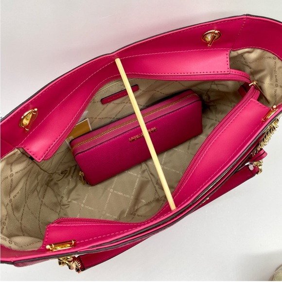 Michael Kors Jet Set Large Chain
Tote and Wallet Set - Picture 4 of 12